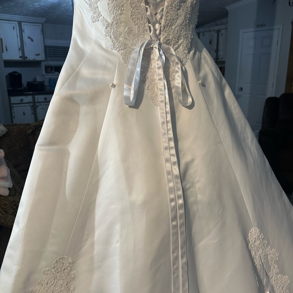 David’s Bridal Elegant White Lace Gown Size 16 W - Picture 3 of 16
